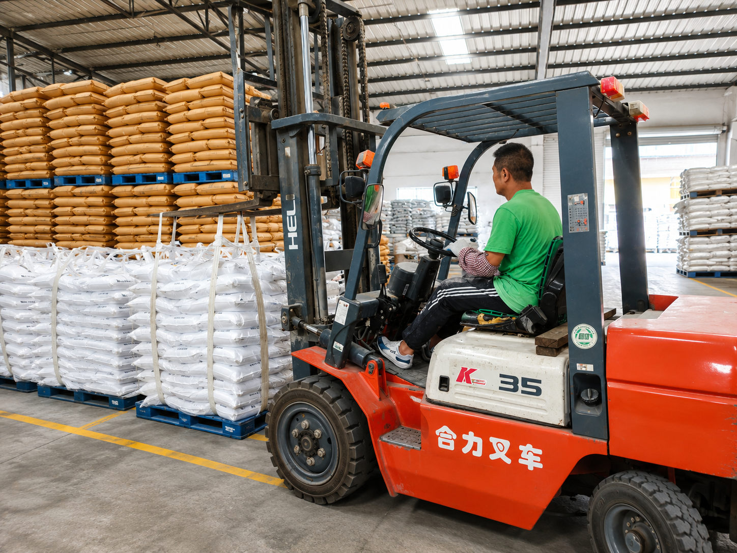 Blog perusahaan terbaru tentang Gudang Produk Penandaan Jalan HuaQun, Penyimpanan yang Dapat Diandalkan & Penyediaan yang Efisien untuk Proyek Keamanan Jalan Global